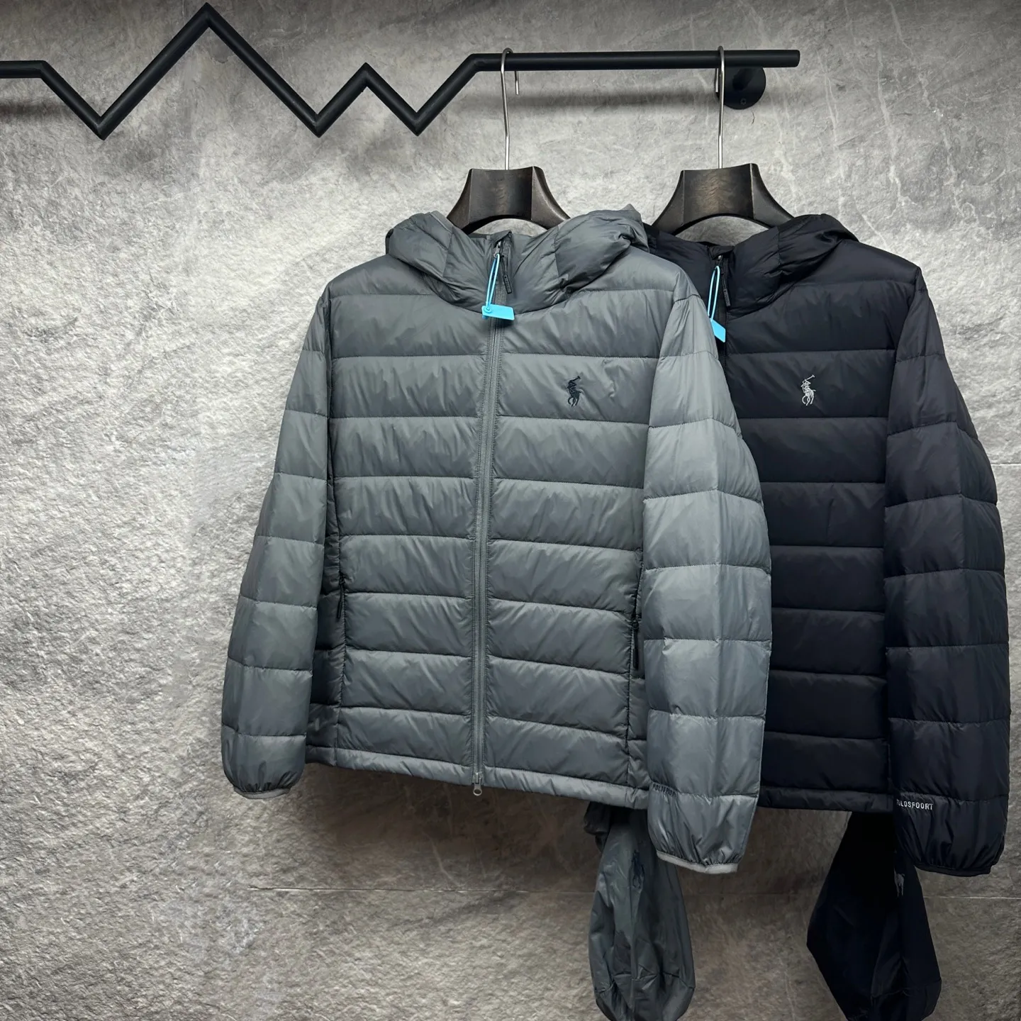 P700 Ralph Lauren 2025 new style hooded down jacket for couples with pony embroidery 🍃 High version top quality 🍃 90 white duck down Vacuum filling Exquisite craftsmanship Coated custom fabric Painted nylon lining Logo letter embossed Double-layer lining No running velvet No velvet Loose fit to cover the flesh and make you look slim Refuse to be bloated and energetic to go out Super practical The upper body effect is natural, casual and comfortable ~ Color: black gray Size: M-3XL